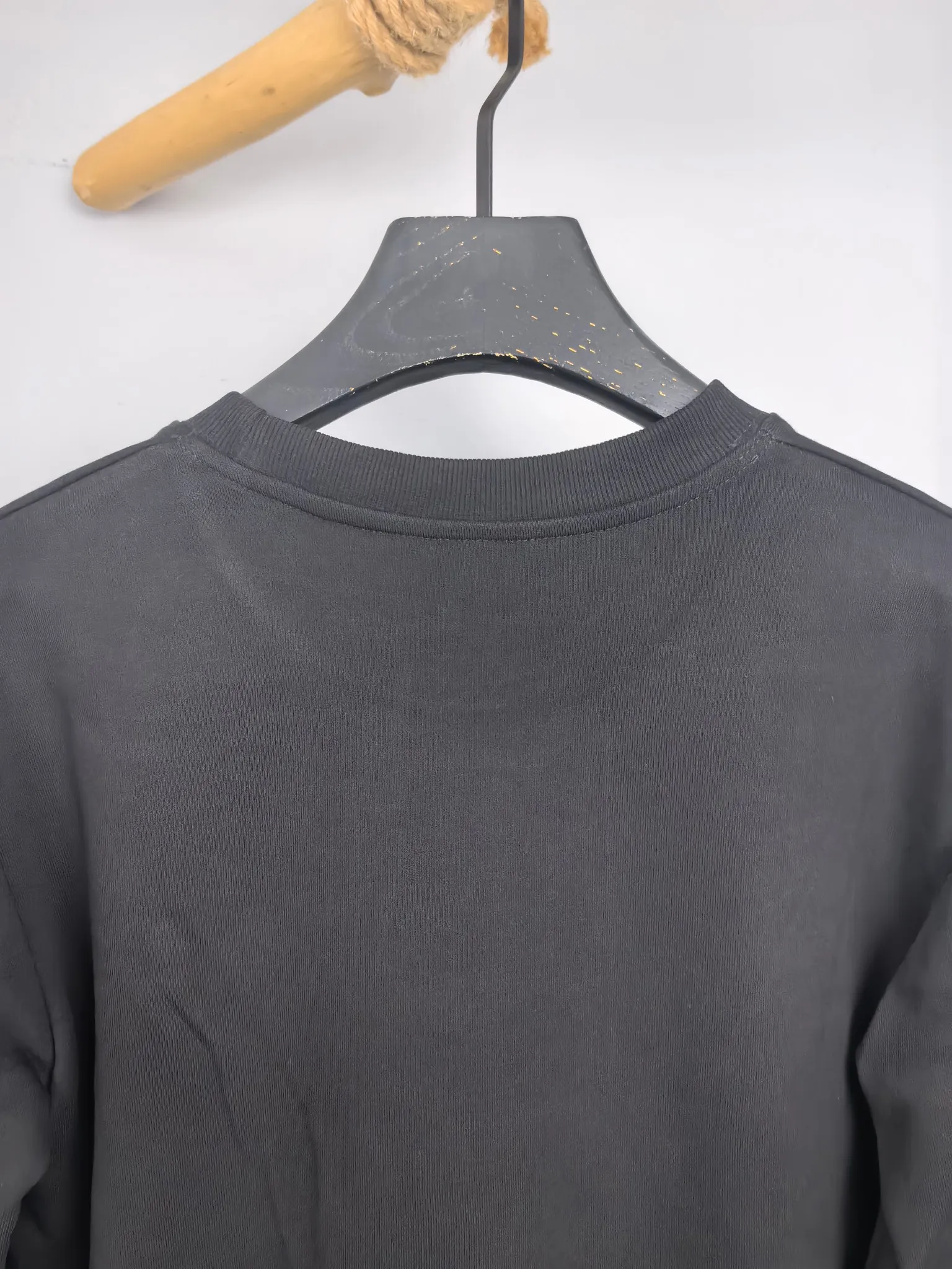 P340 POLO Ralph Lauren 2025 Autumn and Winter New Design Sweatshirt Official website synchronized! This T-shirt combines minimalist design with exquisite details. The oversize trim is reminiscent of Tyrolean dress details, summoning modern new ideas, creating a different conceptual pattern, and injecting rich connotation into the traditional cotton T-shirt. The LOGO on the front graphic webbing is unique and makes the brand more distinguished. It highlights the style of a big brand, sets off the minimalist design style, and reveals the elegance at a glance! As a brand that pursues design and tailoring techniques, the materials used will never disappoint! The body of this shirt is made of Solona cotton blended 400g fabric, which is noble and exquisite. The cotton surface is full, soft and skin-friendly. In short, such a classic style is a must-have for autumn and winter! M-4XL